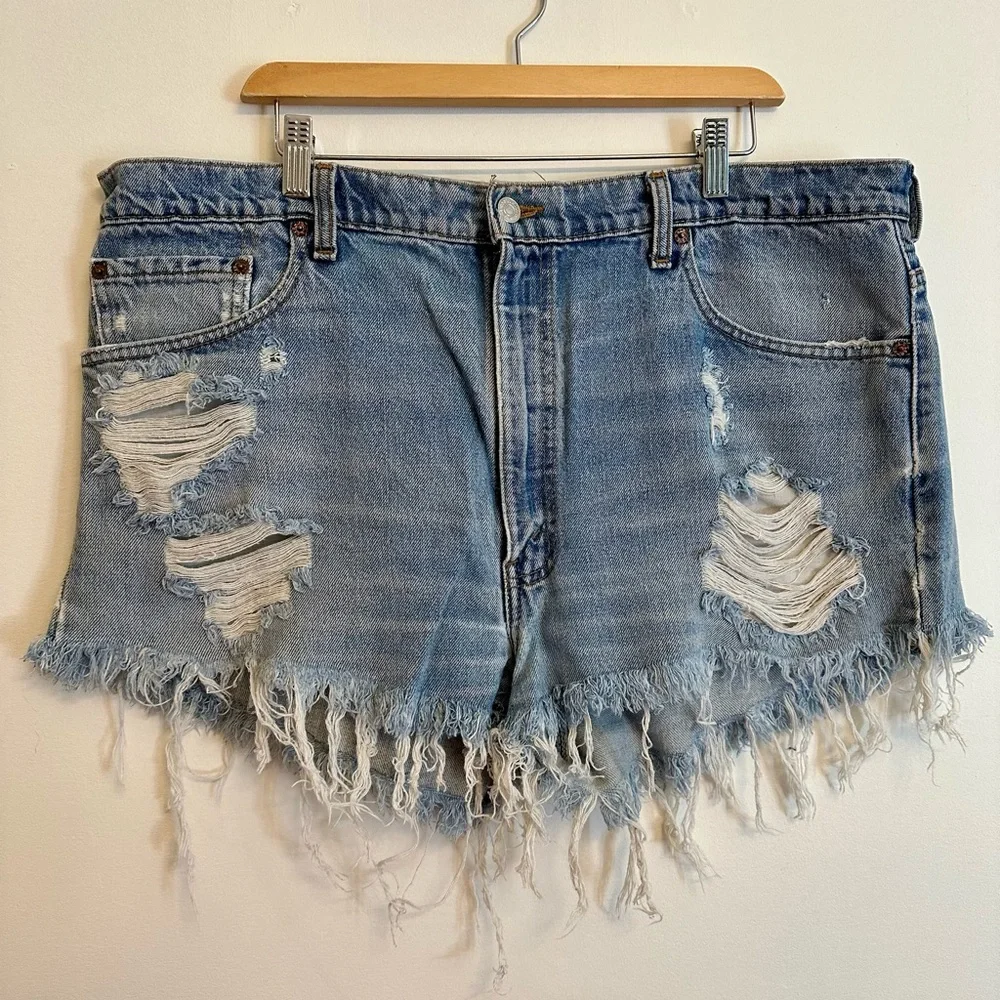 Vintage Levi’s Distressed Denim Shorts - Picture 2 of 3